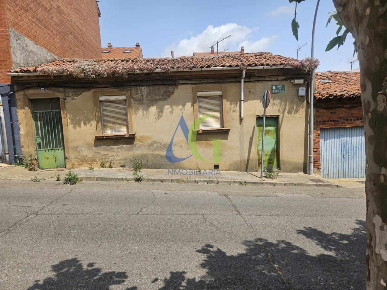 SE VENDE CASA DE 270M PARA REFORMAR  Y FINCA DE 220M EN  NAVATEJERA