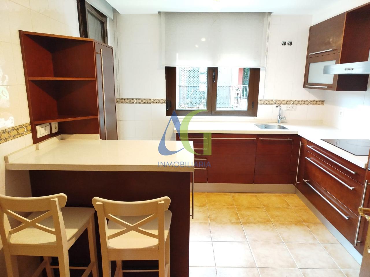 SE VENDE ADOSADO DE 3 HABITACIONES EN LEON. ZONA LA CANDAMIA