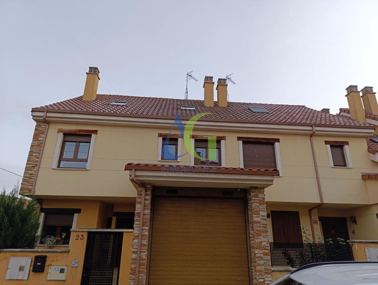 SE VENDE CHALET PAREADO DE 4 HABITACIONES EN SARIEGOS