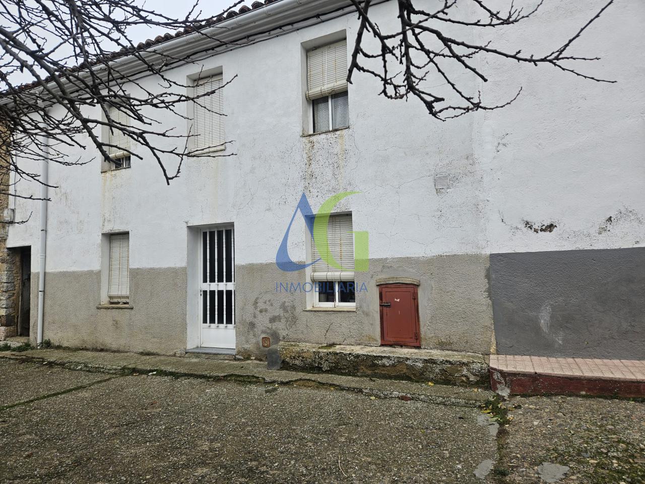 SE VENDE CASA DE MONTAÑA CON JARDIN EN FUENTES DE PEÑACORADA