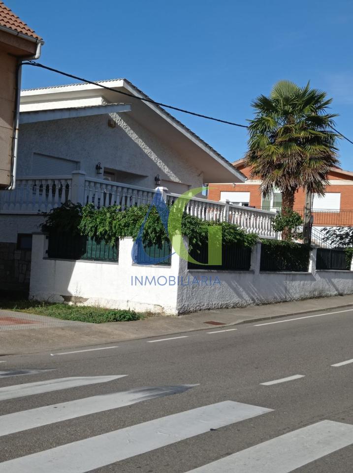 SE VENDE CASA DE 3 HABITACIONES EN MONTEJOSDEL CAMINO CON TERRAZA DE 45 METROS