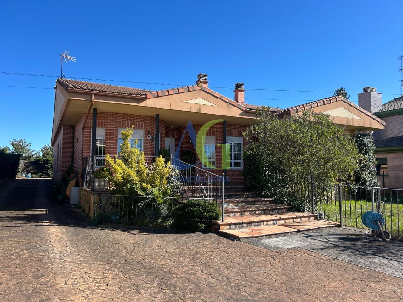 SE VENDE CASA INDEPENDIENTE DE TRES HABITACIONES EN VILLARRODRIGO DE LAS REGUERAS.