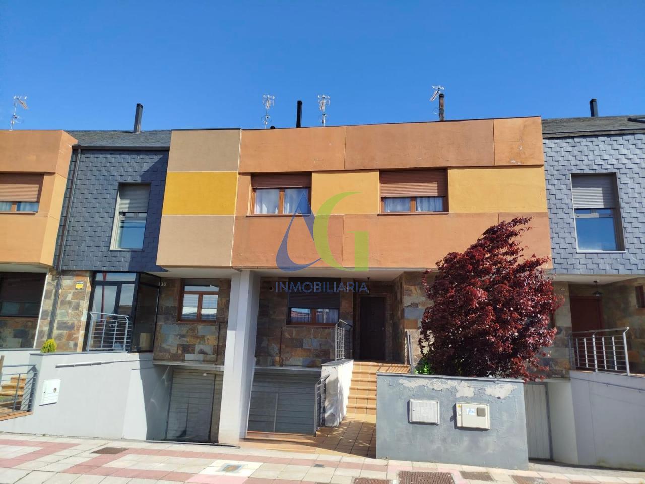 SE VENDE ADOSADO DE 3 HABITACIONES EN SAN ANDRES DEL RABANEDO