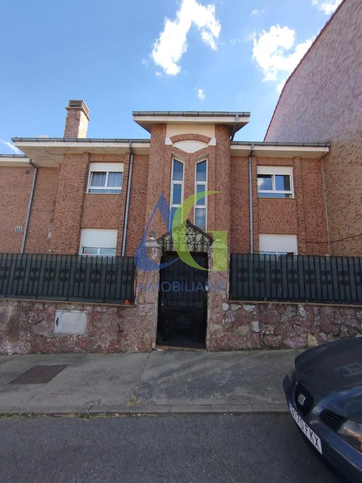 SE VENDE CHALET INDIVIDUAL DE 7 HABITACIONES EN NAVATEJRA