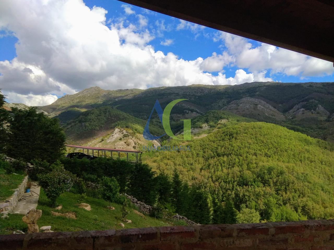 SE VENDE CASA DE MONTAÑA  DE 110M CONSTRRUIDOS  CON SOLAR  PARA JARDIN  140M   EN FUENTES DE PEÑACORADA