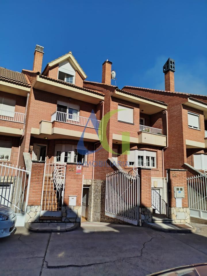 SE VENDE ADOSADO DE TRES HABITACIONES EN TROBAJO DEL CAMINO.  URBANZIACION LAS MUNDINAS