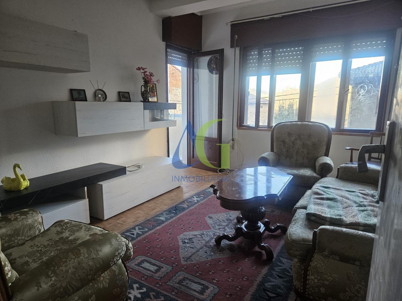 SE VENDE PISO DE TRES HABITACIONES EN LA ROBLA