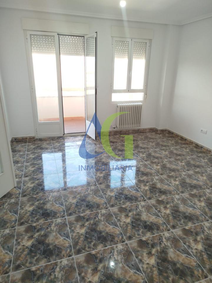 SE VENDE PISO DE 3 HABITACIONES EN TROBAJO DEL CAMINO CON TERRAZA.