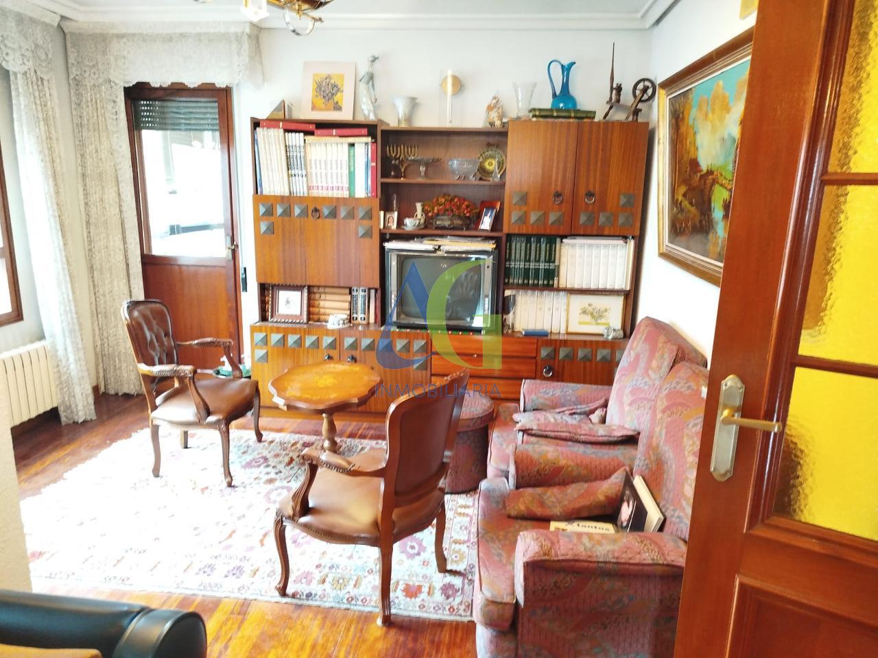 SE VENDE PISO DE 6 HABITACIONES Y DOS PLAZAS DE GARAJE EN LEON. ZONA CORTE INGLES