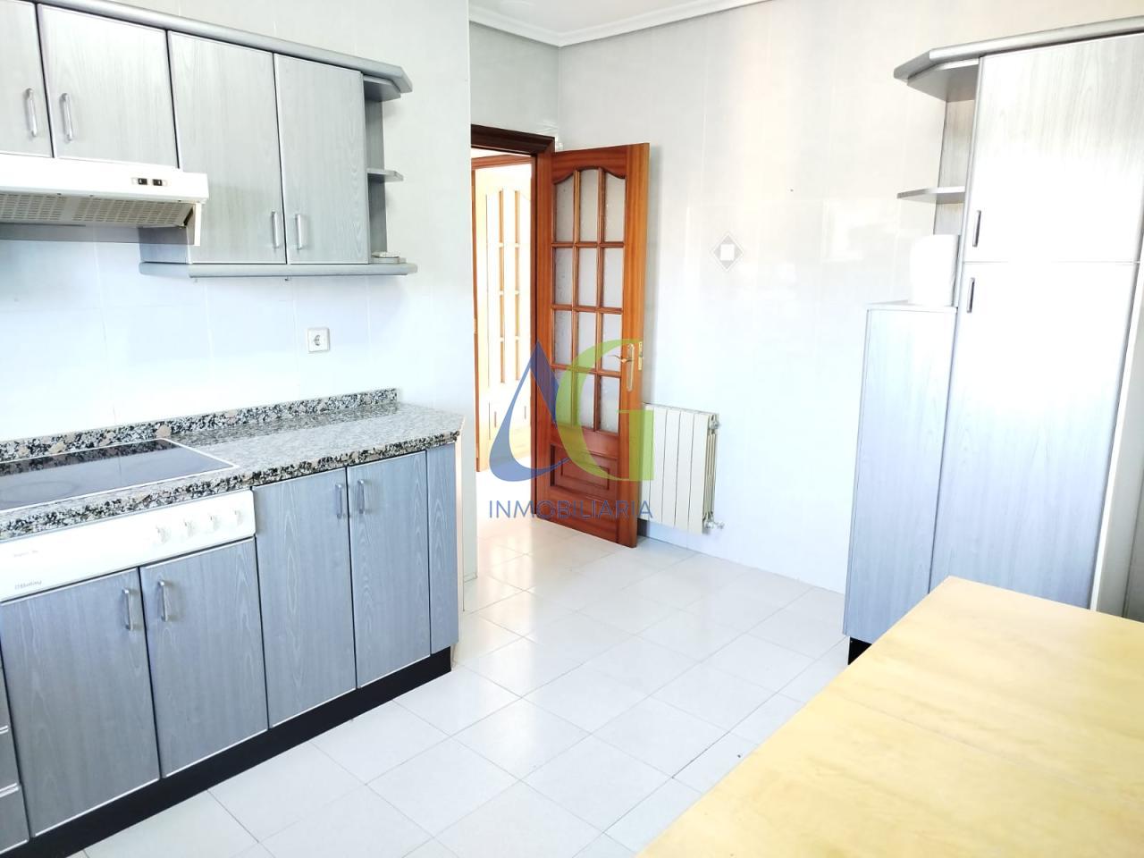 SE VENDE PISODE 3 HABITACIONES EN LEON. ZONA ARMUNIA