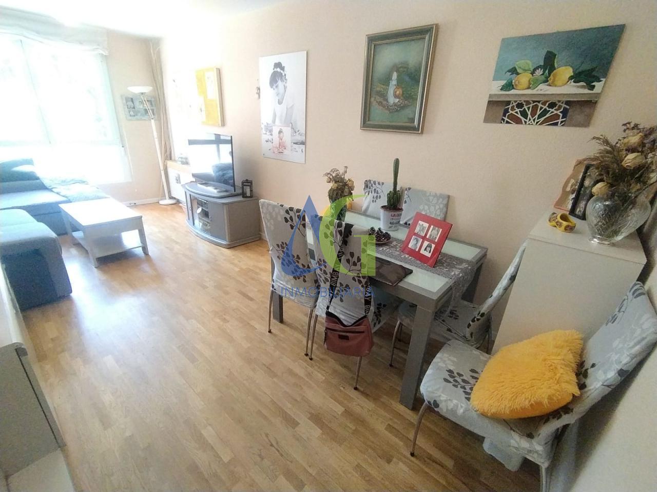 SE VENDE PISO DE 3 HABITACIONES EN TROBAJO DEL CAMINO CON TERRAZA DE 80 METROS.