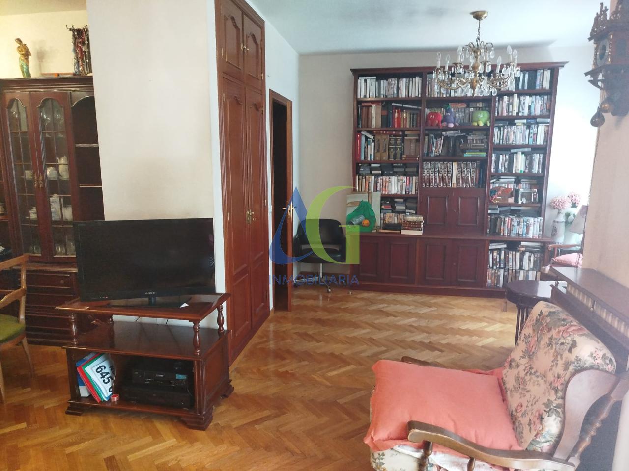 SE VENDE PISO DE 4 HABITACIONES Y 4 BAÑOS EN LEON. ZONA CORTE INGLES