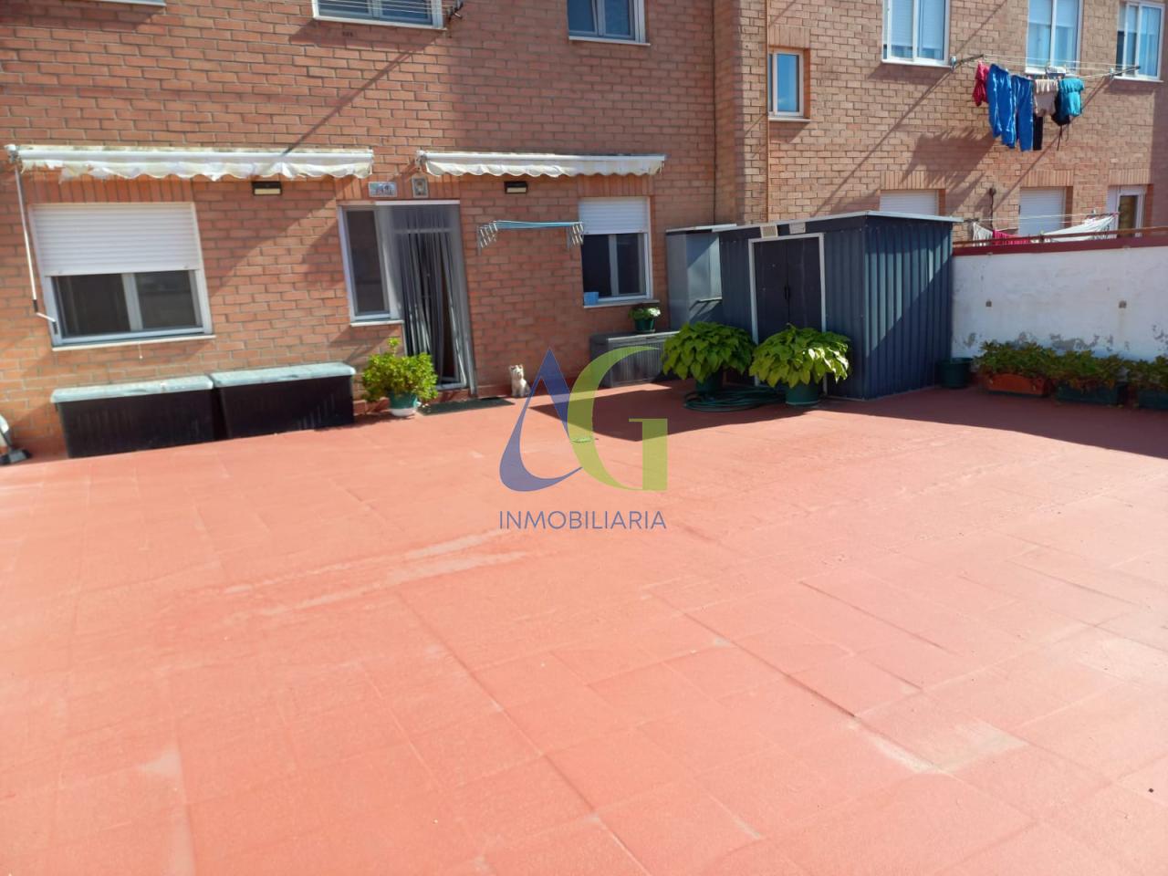 SE VENDE PISO DE 3 HABITACIONES EN TROBAJO DEL CAMINO CON TERRAZA DE 80 METROS.