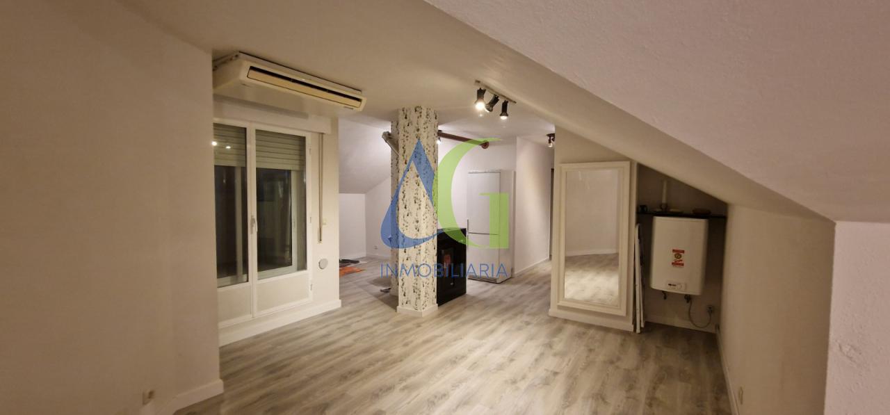 SE VENDE ATICO DE 1 HABITACION EN NAVATEJERA CON TERRAZA DE 22 METROS.