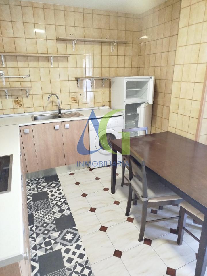 SE VENDE PISO DE 3 HABITACIONES EN TROBAJO DEL CAMINO CON TERRAZA.