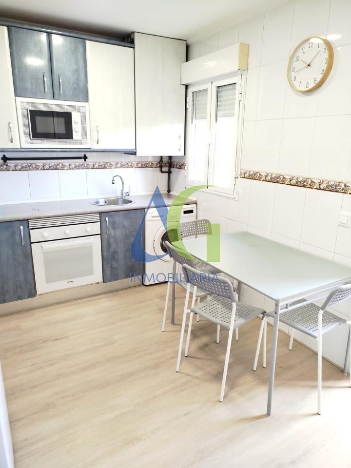 SE VENDE PISO DE 3 HABITACIONES EN LEON. ZONA BARRIO LA SAL