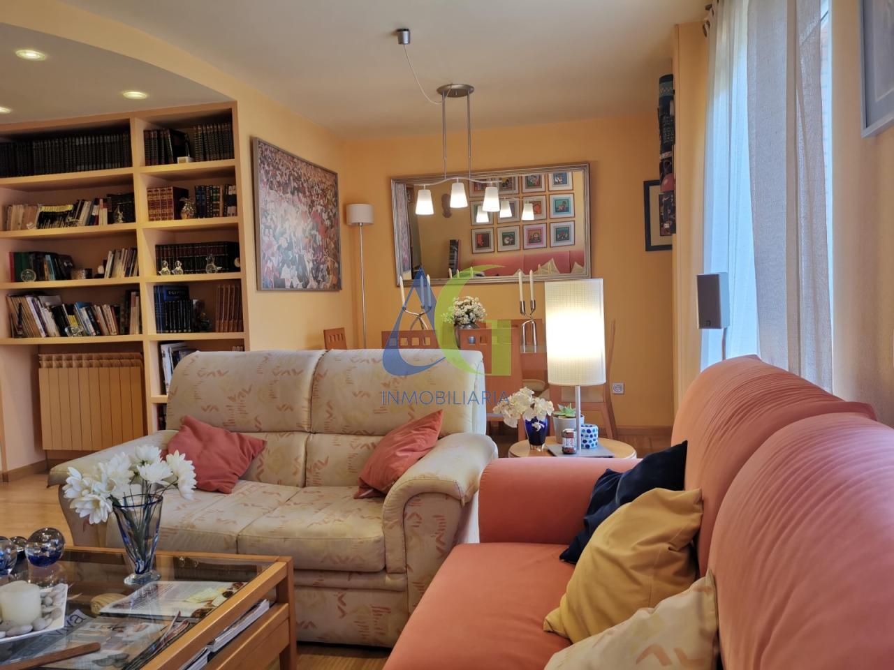 SE VENDE PISO DE 4 HABITACIONES EN LEON. ZONA PLAZA DEL HUEVO