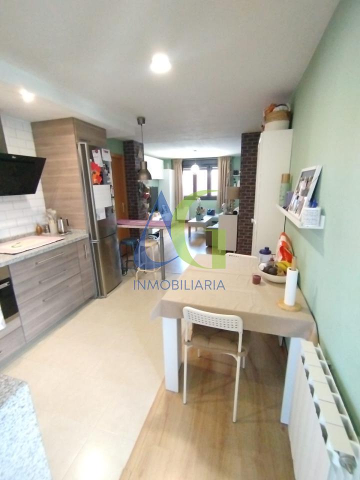 SE VENDE PISO DE 2 HABITACIONES EN VILLAQUILAMBRE CON  ESPECTACULAR TERRAZA DE 200 METROS.