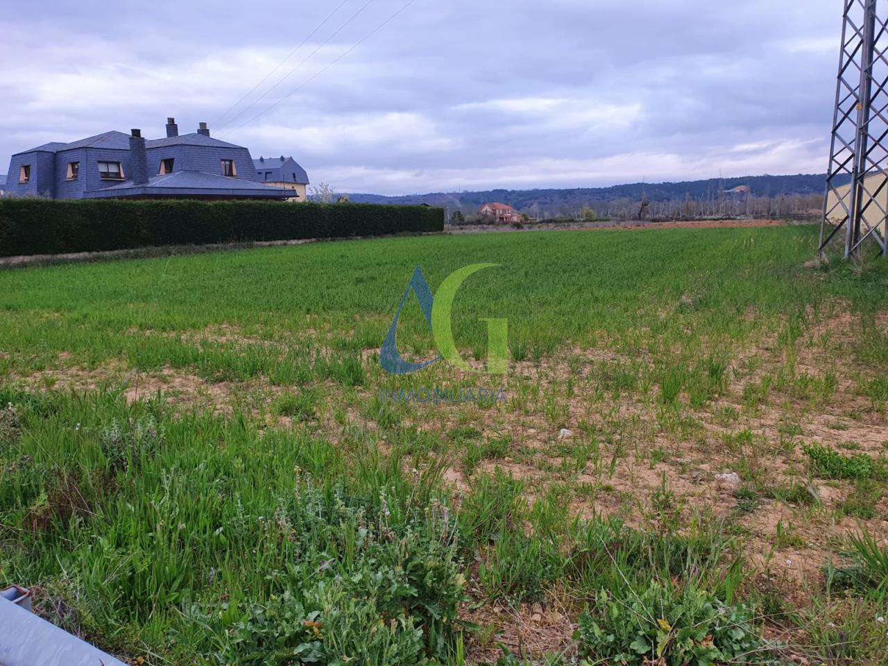 SE VENDE FINCA  URBANA DE 1.600M EN LA CARRETERA DE SANTANDER- ENFRENTE DEL CAMINON