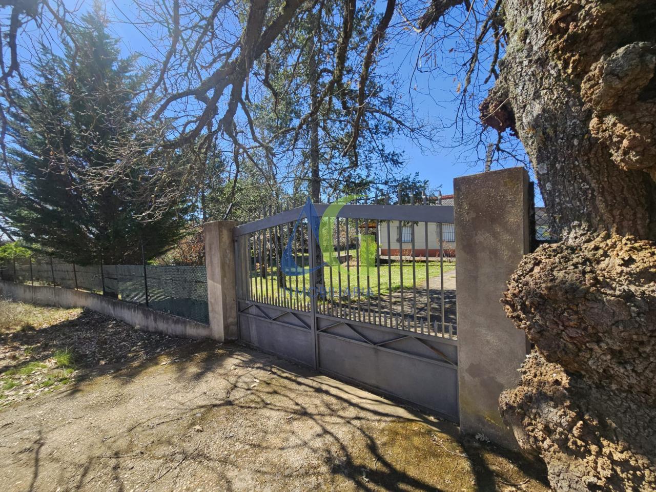 SE VENDE FINCA DE RECREO DE 100M  A 10 MINUTOS DE LEÓN AL LADO DE CASTRILLINO